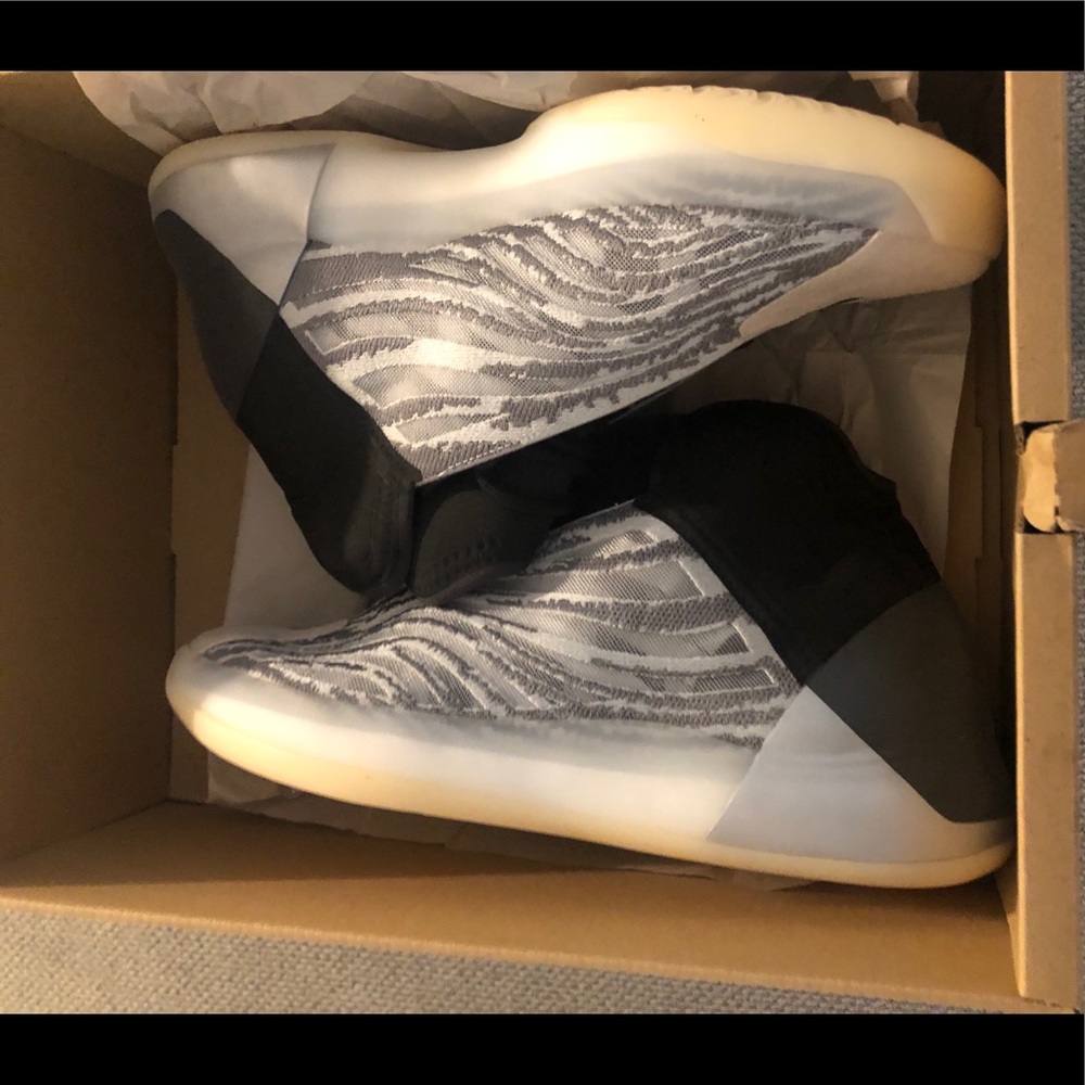 YZY QUANTUM SIZE 11